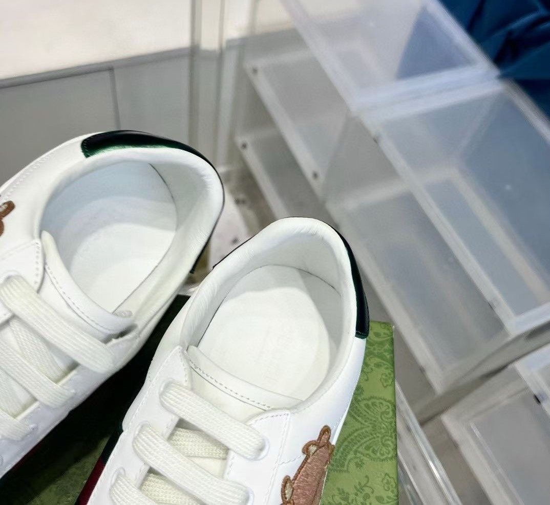 Gucci Green and Red Stripe Low-Top Sneakers — detail
