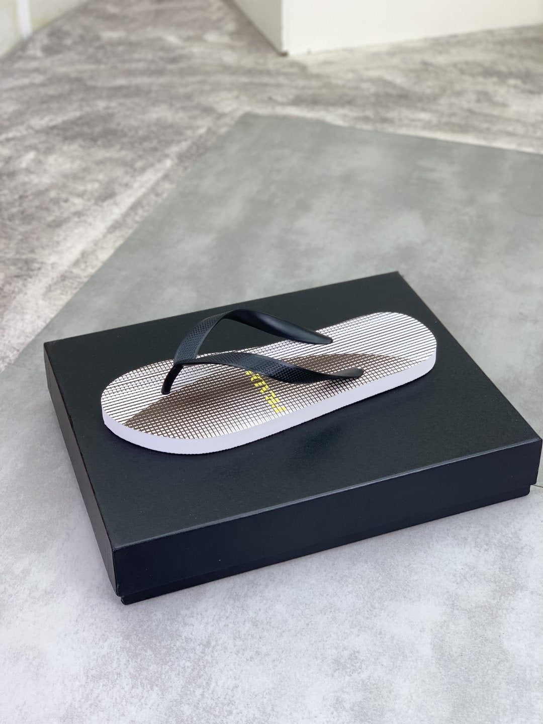 微商相册测试鞋子-Prada Striped Thong Flip-Flops — front