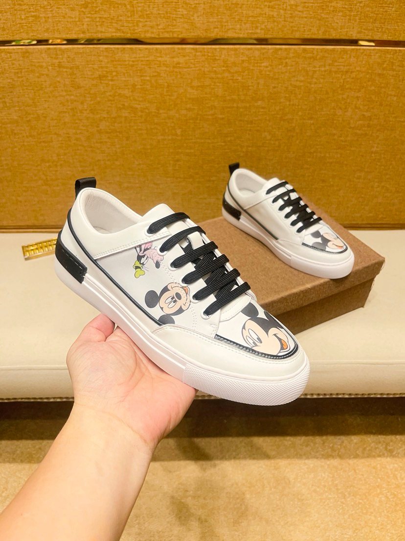 White Graphic Low-Top Sneakers — model
