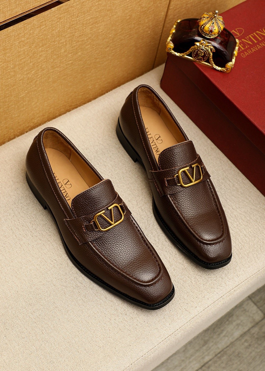 微商相册测试鞋子-Valentino Gold-Tone V Hardware Loafers — front