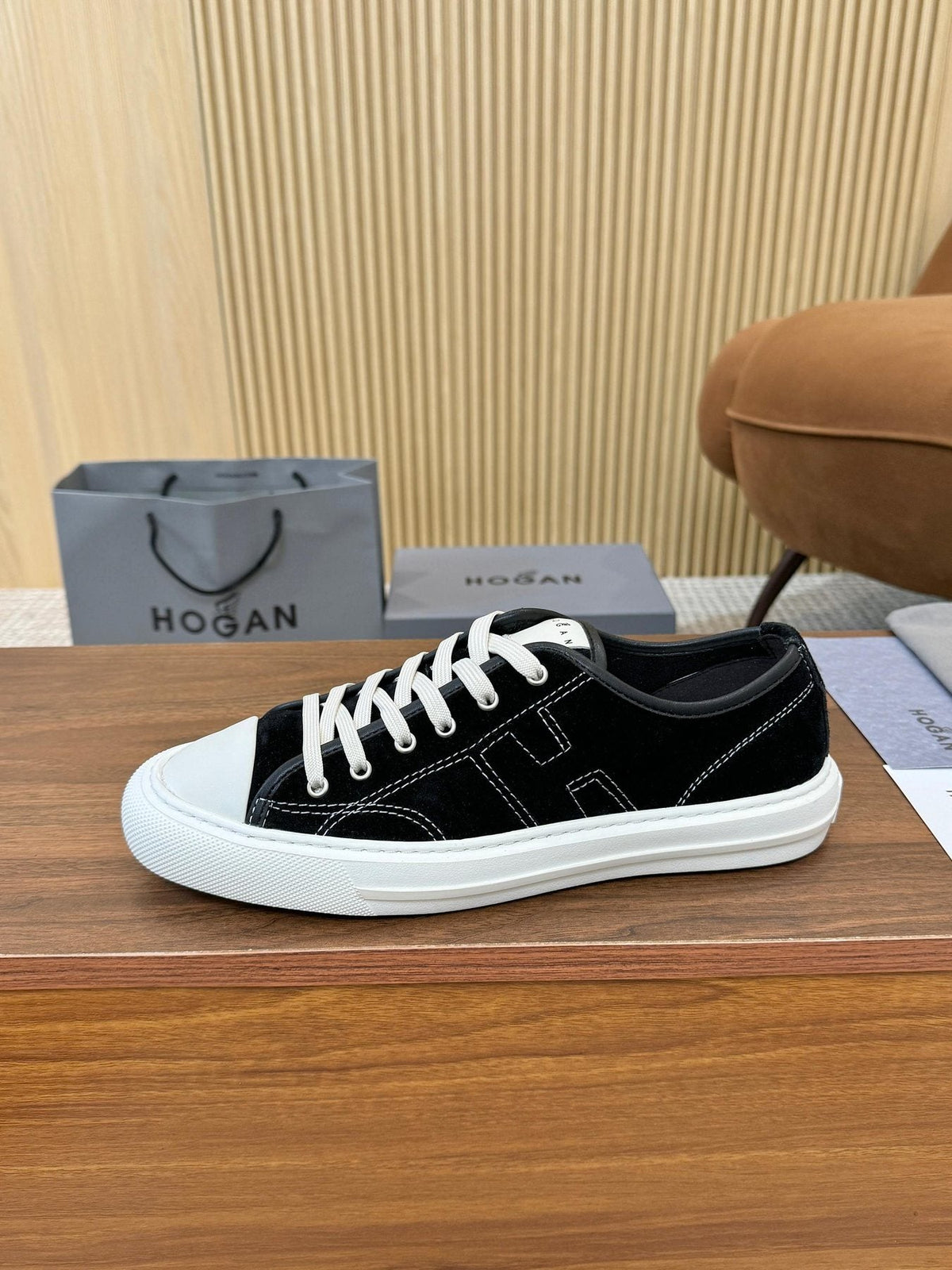 HOGAN H691 Low-Top Sneakers — front