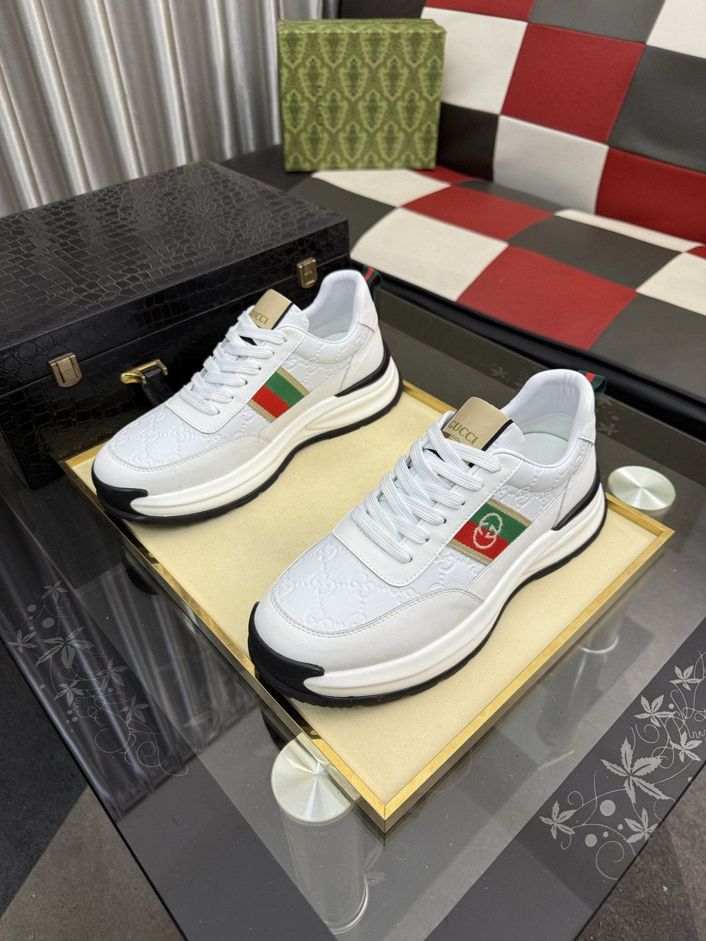Gucci Green and Red Stripe Low-Top Sneakers — hero