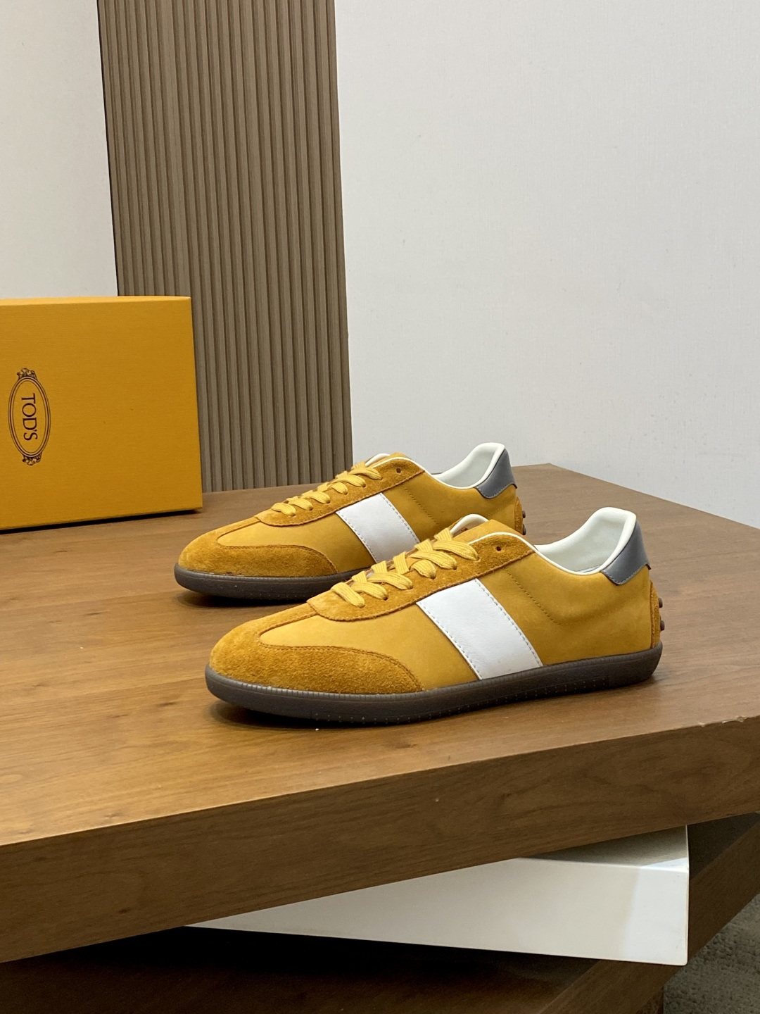TOD'S Contrast Panel Low-Top Sneakers — front