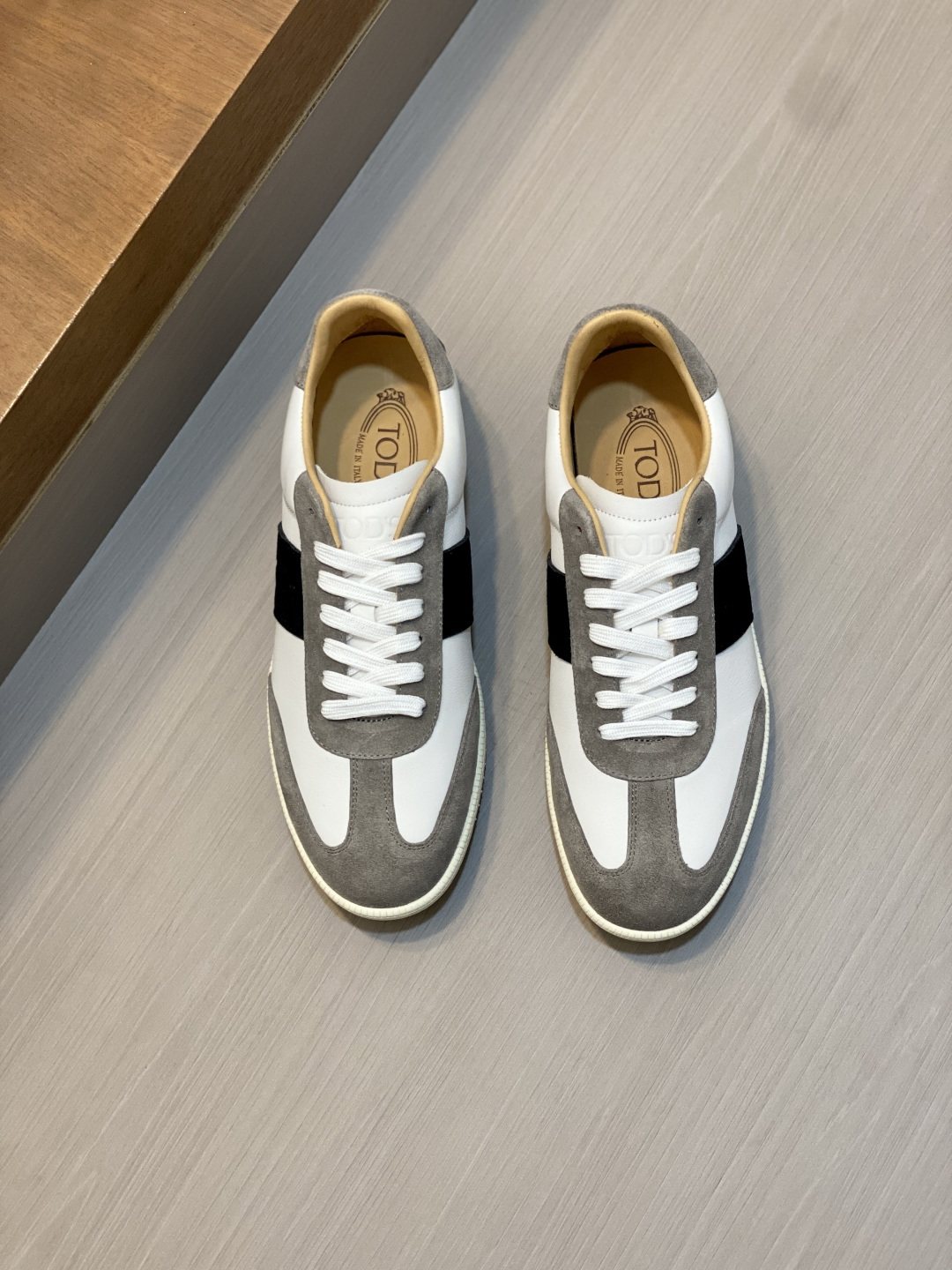 TOD'S Contrast Panel Low-Top Sneakers — front