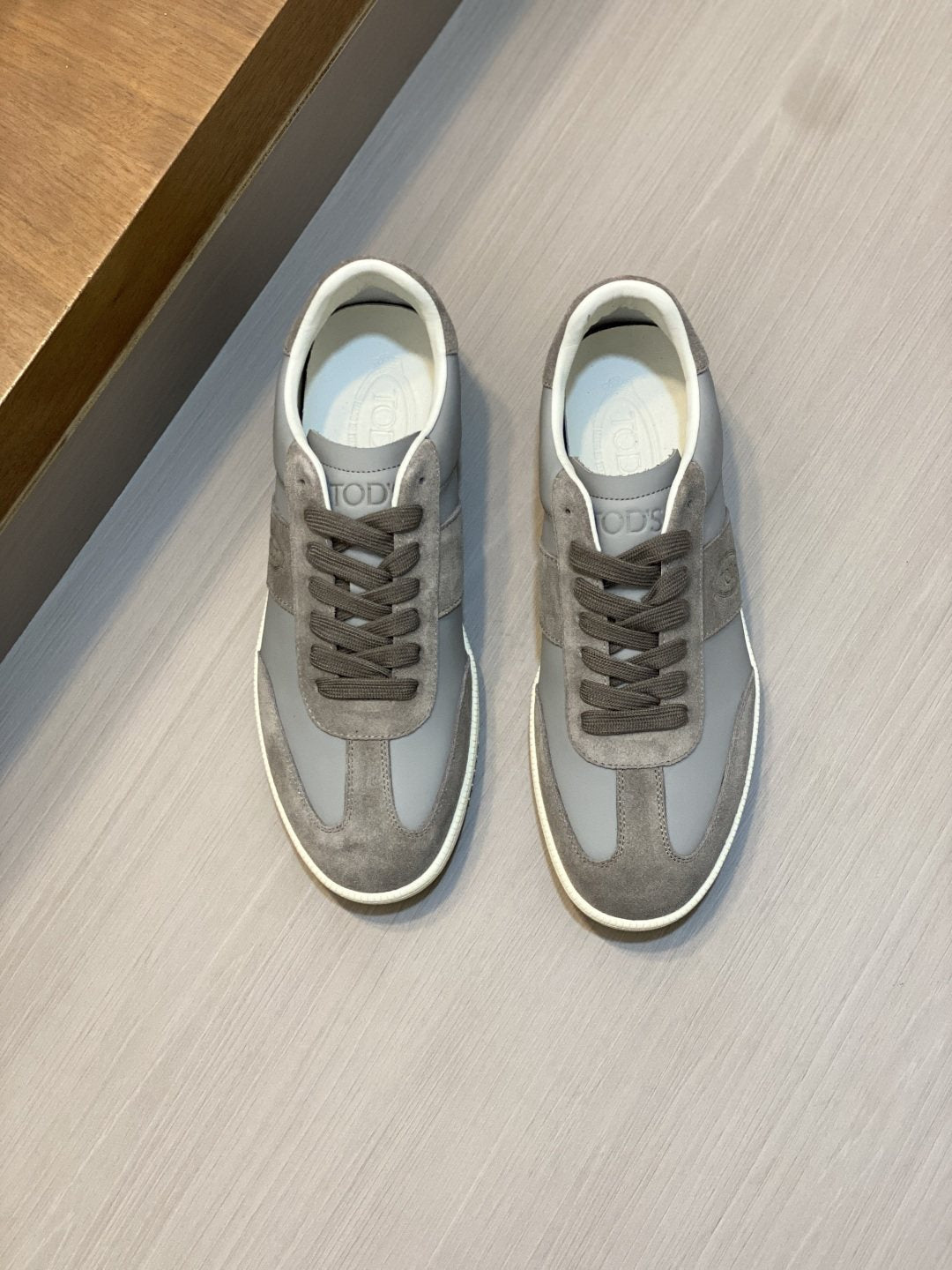 TOD'S Contrast Panel Low-Top Sneakers — front